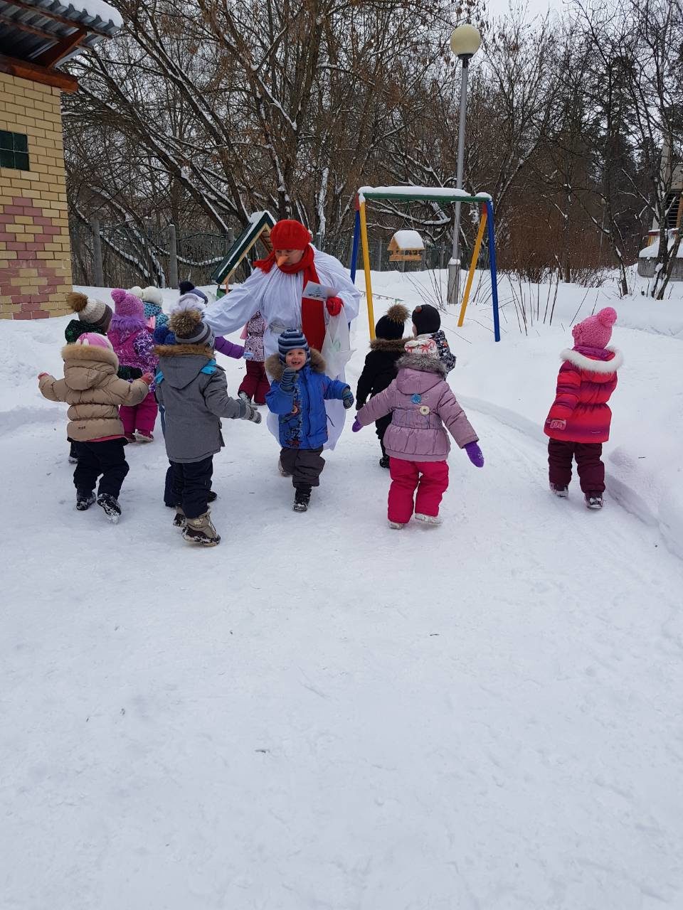 Игры можно играть зимой. Зимние развлечения для детей. Зимние развлечения для детей в детском саду. Развлечение зимой на улице в ДОУ. Зимнее развлечение на улице в детском саду.